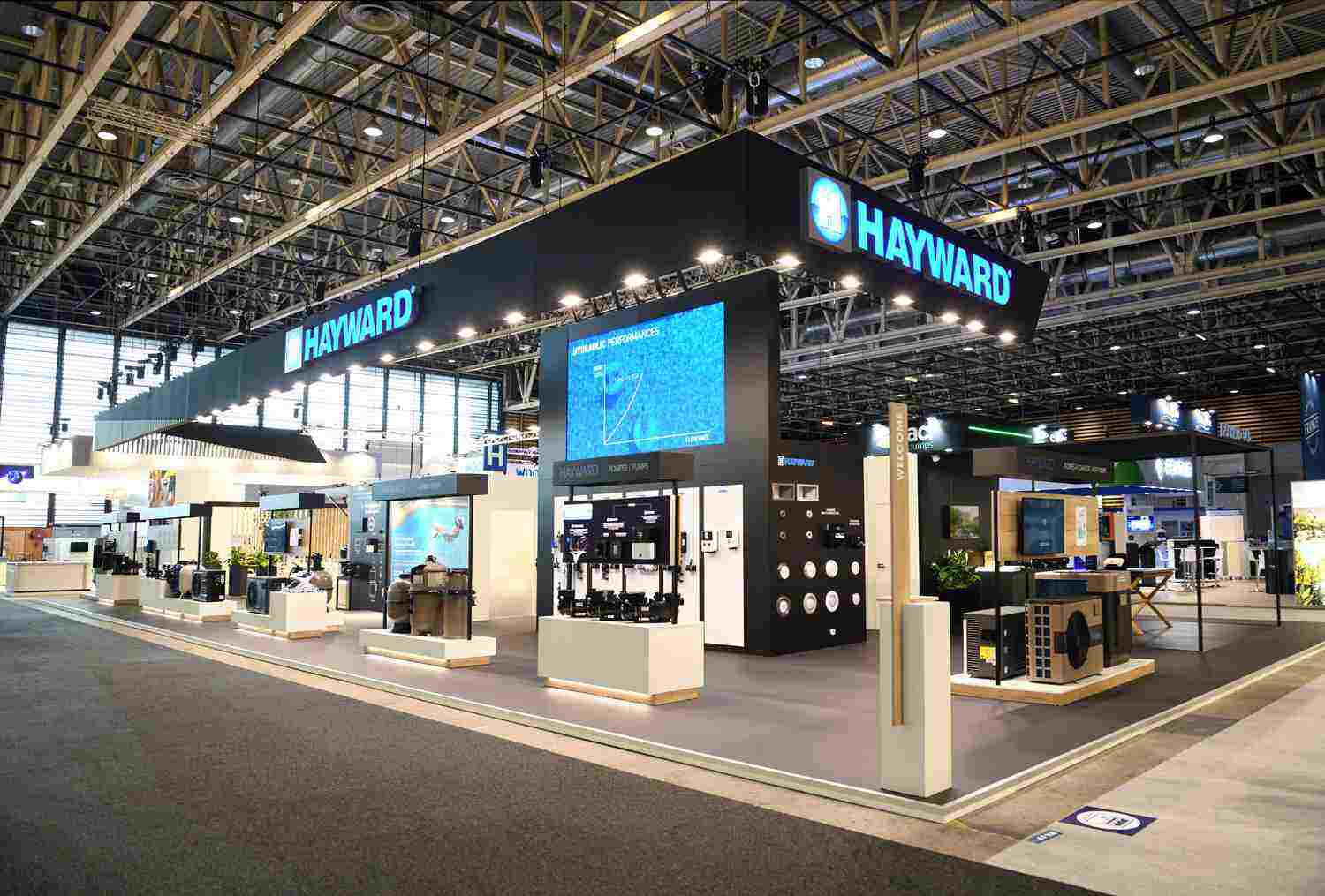 La photo montre un superbe stand sur mesure conçu et agence par MEDIA PRODUCT pour la société HAYWARD POOL au salon de la piscine de Lyon