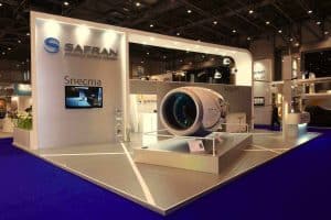La photo montre un stand réalisé pour SAFRAN sur un salon aéronautique