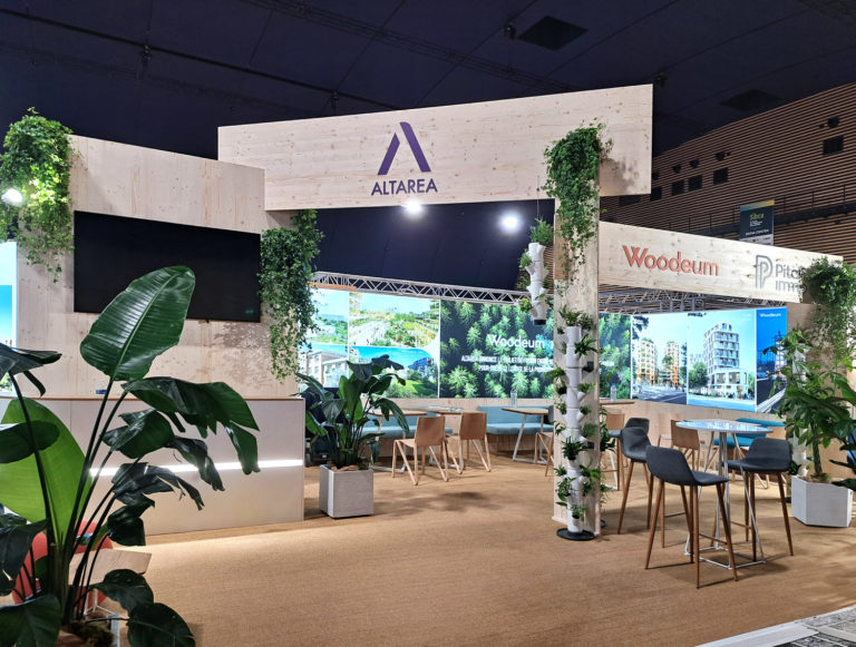 La photo montre le stand sur mesure réalisé pour notre client Altarea France sur le salon SIBCA de Paris