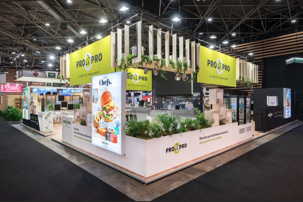 L'image montre le stand sur mesure conçu, fabriqué et monté par l'agence Media Product sur le salon SIRHA en 2025