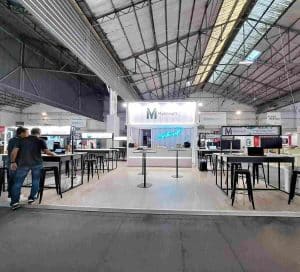 L'image montre une belle réalisation de stand sur mesure pour My Unisoft sur le congrès de l'ordre des experts comptables