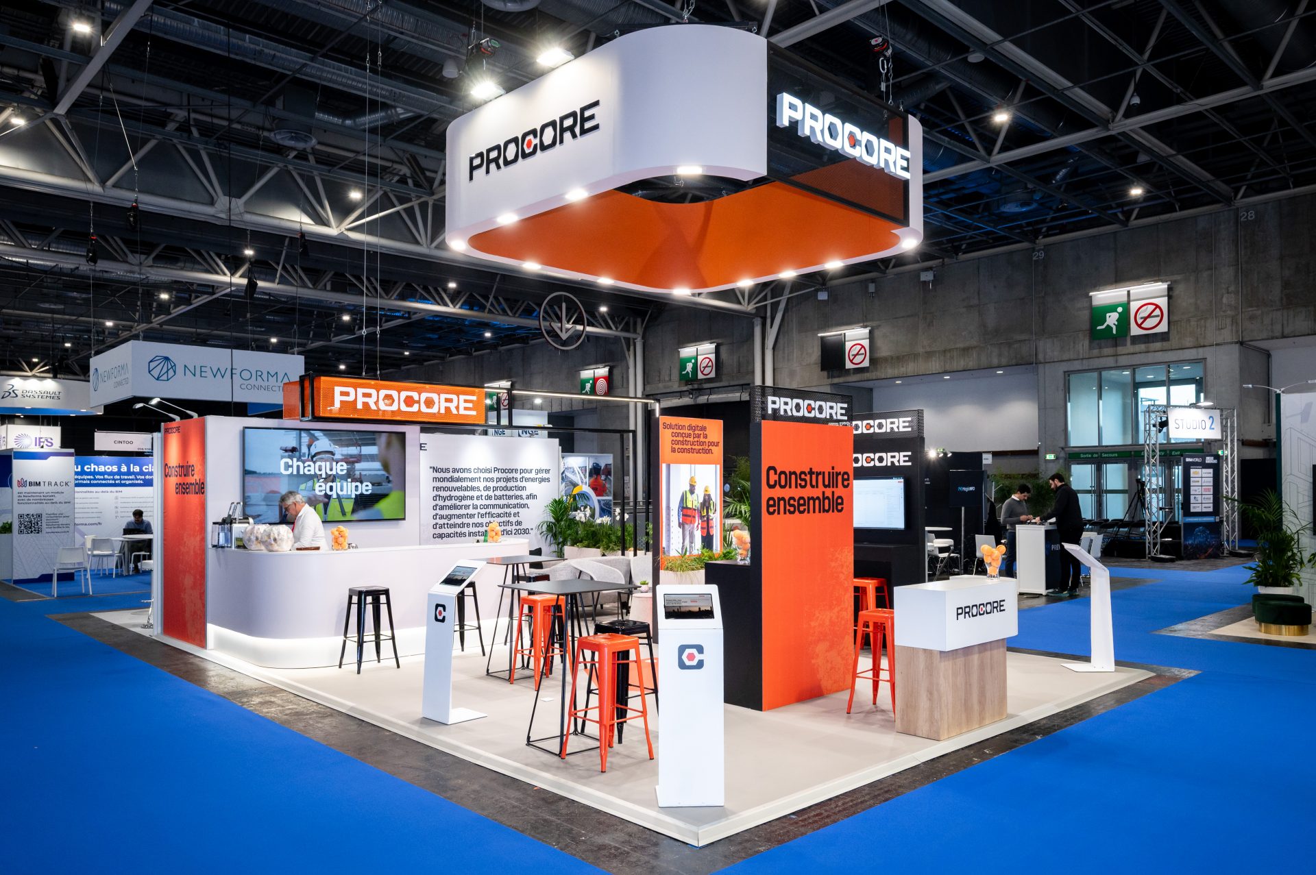 L'image montre un stand sur mesure réalisé pour la société Procore lors du salon BIM WORLD de Paris