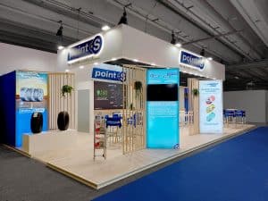 L'image montre un stand sur mesure réalisé pour la société Point S lors du salon Equip'auto de Paris