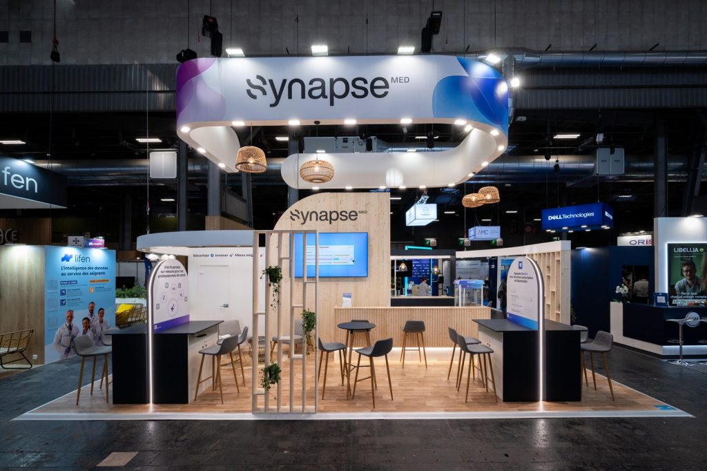 la photo montre un stand sur mesure réalisé par l'agence media product pour la société Synapse sur le salon Santexpo qui se déroule chaque année au mois de mai à Paris