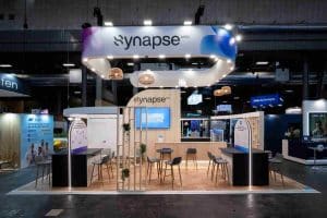 la photo montre un stand sur mesure réalisé par l'agence media product pour la société Synapse sur le salon Santexpo qui se déroule chaque année au mois de mai à Paris