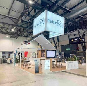 l'image montre un stand sur mesure réalisé pour un salon professionnel. il illustre la page salon dédiée à BE positive