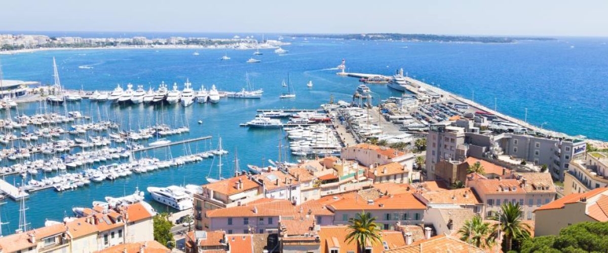 L'image illustre le propos qui dit que MEDIA PRODUCT réalise des stands dans la ville de Cannes