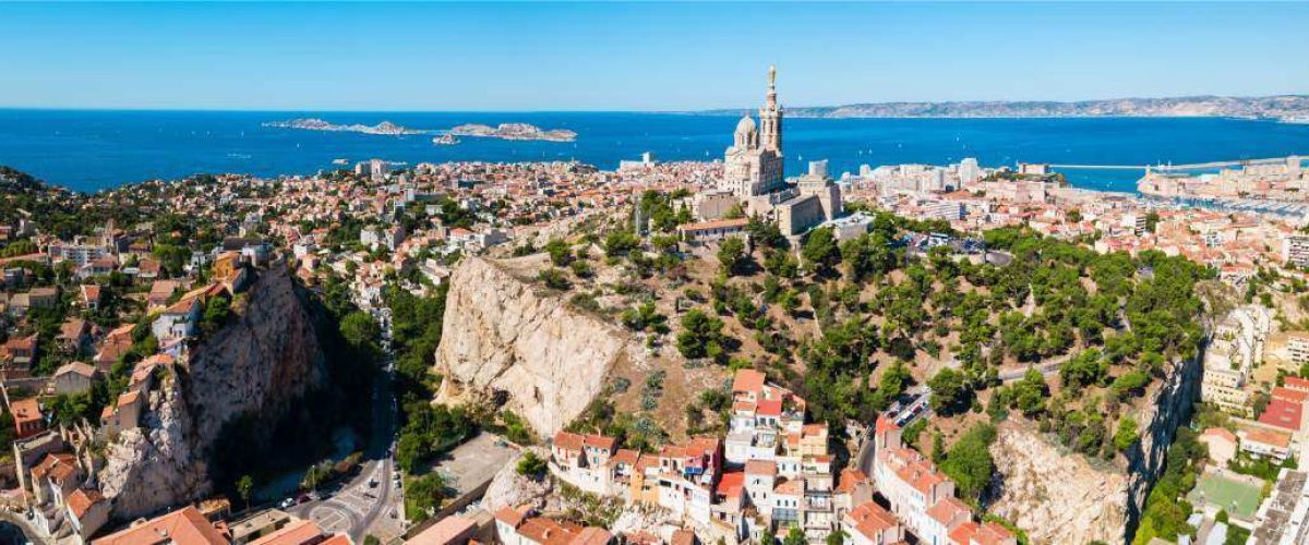 L'image illustre la page de notre site Internet qui dit que nous sommes présents à Marseille pour l'agencement de tous les stands sur mesure de nos clients